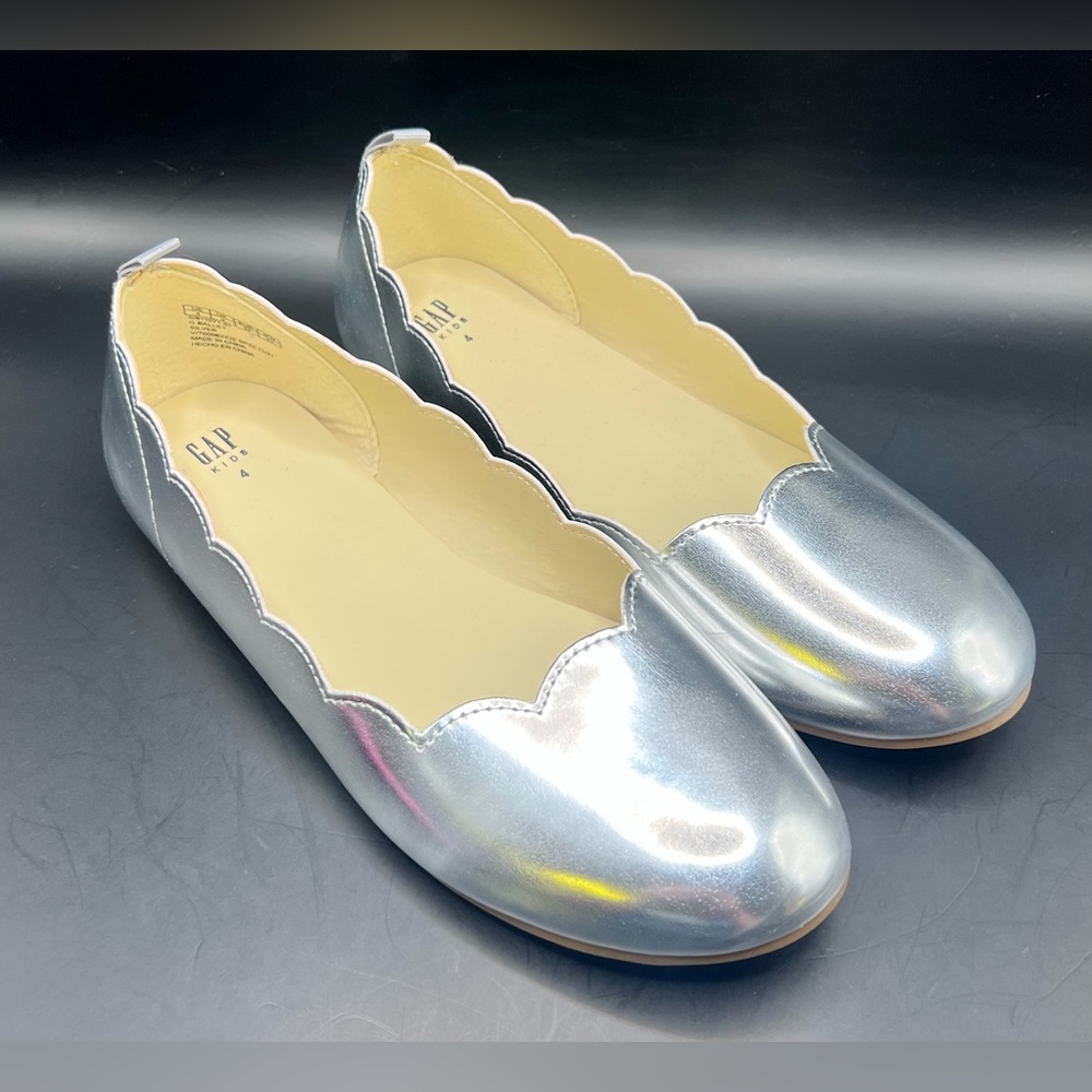GAP Silver Scalloped Ballet Flats- Girls Size:4, New without tags